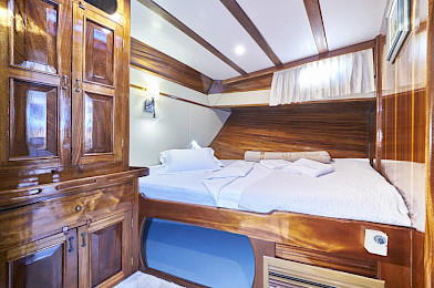 Yacht Perla cabin