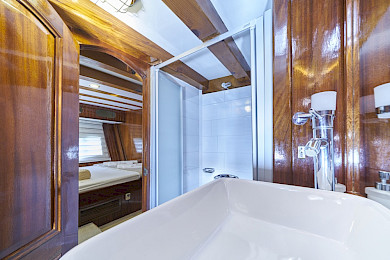 Yacht Perla cabin bathroom