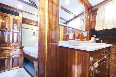 Yacht Perla cabin bathroom