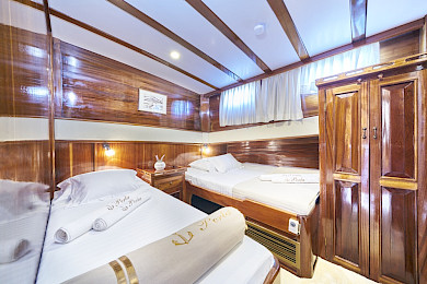 Yacht Perla cabin