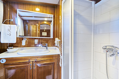 Yacht Perla cabin bathroom