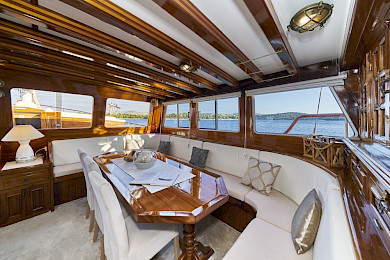 Yacht Perla saloon