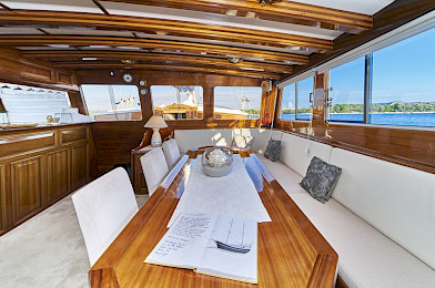 Yacht Perla saloon