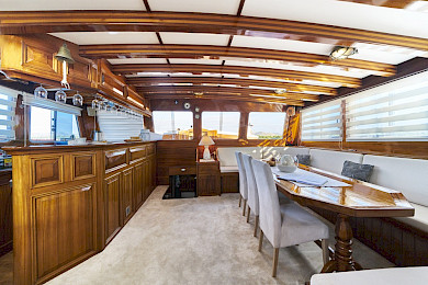 Yacht Perla saloon