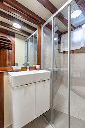 Yacht Angelica cabin bathroom