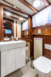 Yacht Angelica cabin bathroom