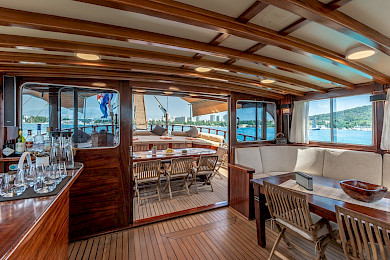 Yacht Angelica saloon