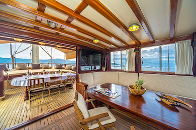 Yacht Angelica saloon