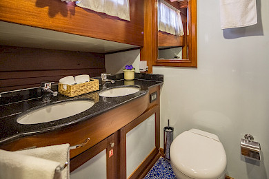 Yacht Carpe Diem 7 cabin bathroom