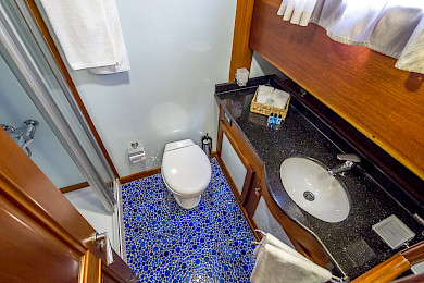 Yacht Carpe Diem 7 cabin bathroom