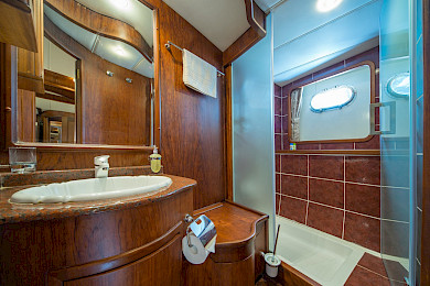 Yacht Alba cabin bathroom