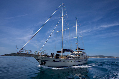 Yacht Alba side view