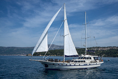 Yacht Alba side view