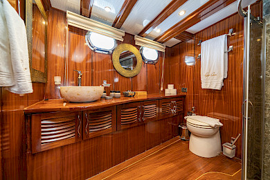 Yacht Lycian Queen cabin bathroom