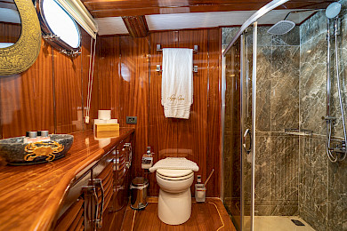 Yacht Lycian Queen cabin bathroom