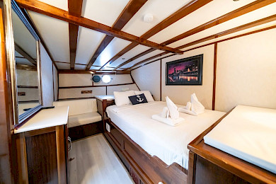 Yacht White Swan cabin