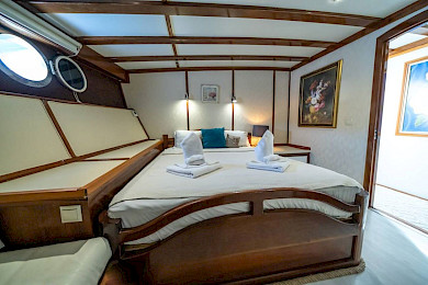 Yacht White Swan cabin