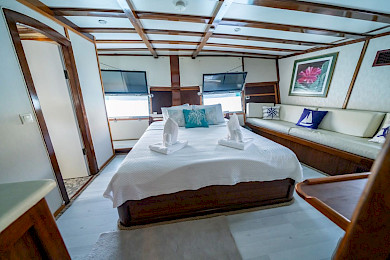 Yacht White Swan cabin