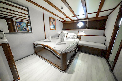 Yacht White Swan cabin