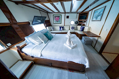 Yacht White Swan cabin