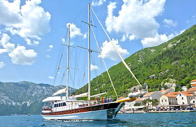 Yacht White Swan side view