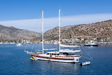 Yacht White Swan side view