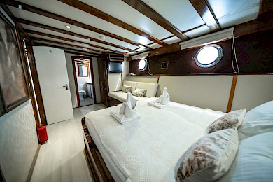 Yacht White Swan cabin