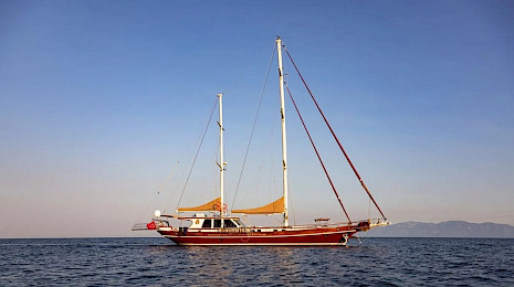 Yacht Siyu side view