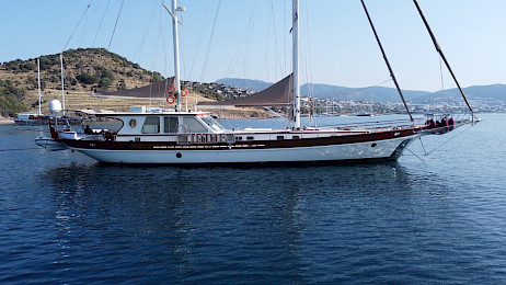 Yacht Siyu side view