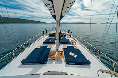 Yacht Maske deck