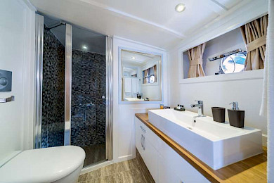 Yacht Maske cabin bathroom