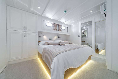 Yacht Maske cabin