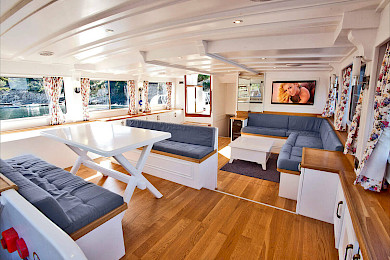 Yacht Maske saloon