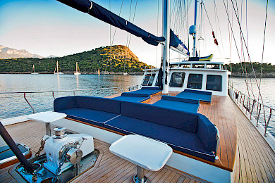 Yacht Maske deck