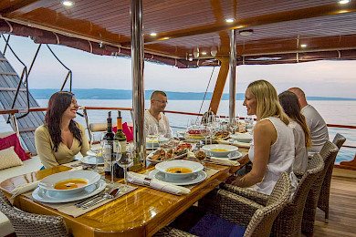 Yacht Altair dining table