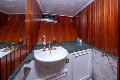 Yacht Summer Princess cabin bathroom