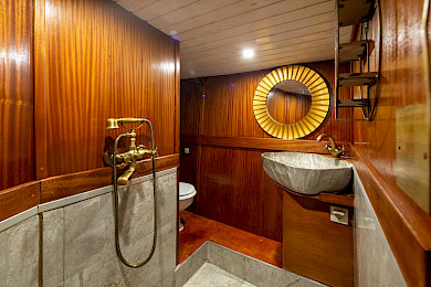 Yacht Summer Princess cabin bathroom