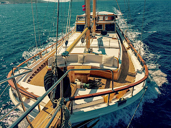 Yacht Kavira II deck