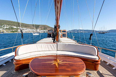 Yacht Kavira II deck