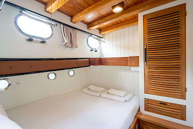 Yacht Kavira II cabin bathroom