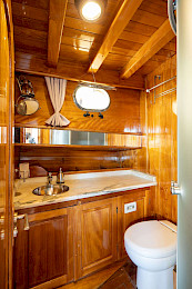 Yacht Kavira II cabin bathroom