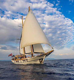 Yacht Kavira II sailing