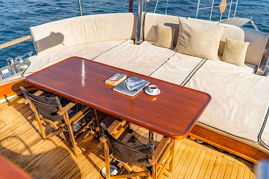 Yacht Kavira II aft