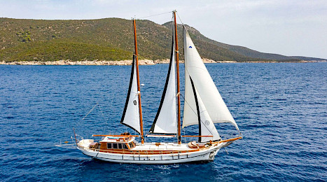 Yacht Kavira II side view