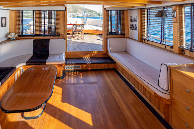 Yacht Kavira II saloon