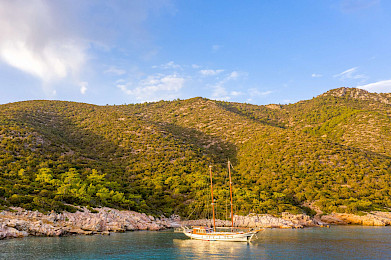 Yacht Kavira II side view