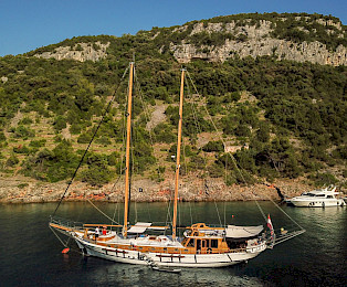 Yacht Kavira II side view