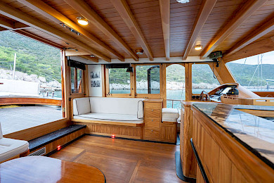 Yacht Kavira II saloon