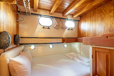 Yacht Kavira II cabin