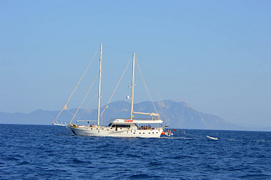 Yacht Gul Sultan side view